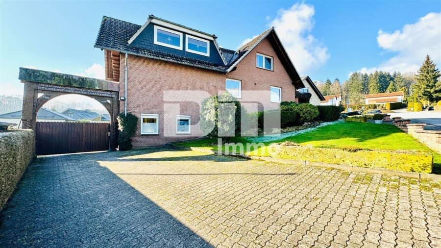 Einfamilienhaus BJ 1980 mit Einliegerwohnung, Studio + Dachterrasse - Vorhof / Zufahrt / Großer Vorgartenbereich